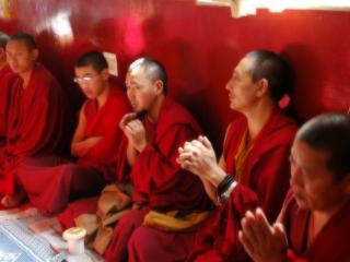 обои Молитва в буддийском монастыре фото
