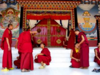 обои Монахи перед храмом фото