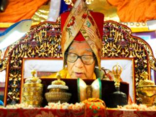 обои Чтение молитв Далай-ламой фото