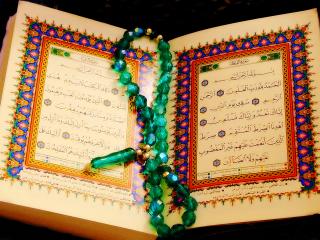 обои Книга Коран и чётки фото