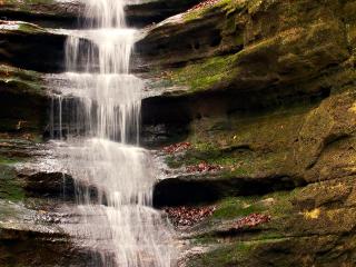 обои Ступенчатый водопад по камням фото