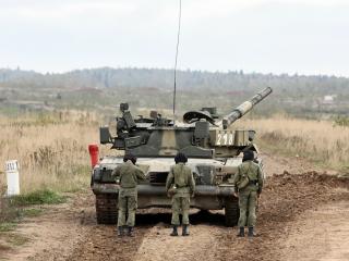 обои Подготовка танка к военным учениям фото