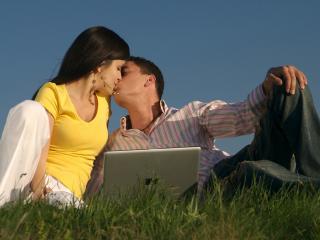 обои Поцелуй на природе с ноутбуком фото