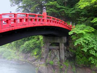 обои Красный мост жарким летним днем фото
