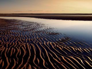 обои Волнистый песчаный пляж фото