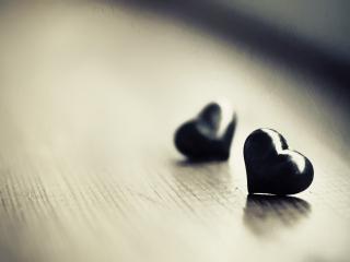 обои Два черных сердечка на столе фото