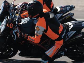 обои 2008 Schuberth - Schumacher Doing Motorcycle Helmet Testing заезд фото