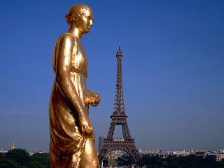 обои Золотистая статуя на фоне Эйфелевой башни фото