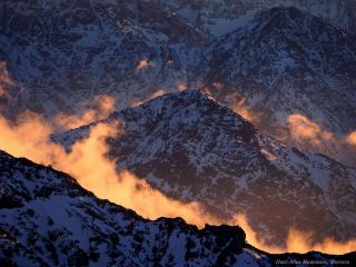 обои Заснеженные горы в предрассветном тумане фото