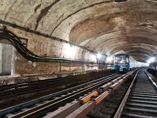 обои Поезд метро в подземке фото