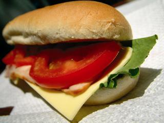 обои Бутерброт с помидорами и сыром фото