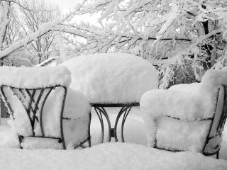 обои Много белого,   пушистого снега на столике и стульях фото