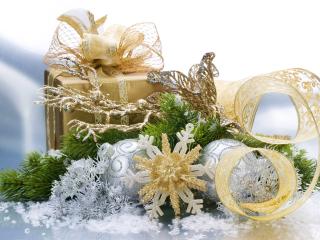 обои Золотистые и серебристые украшения,   новогодний подарок фото