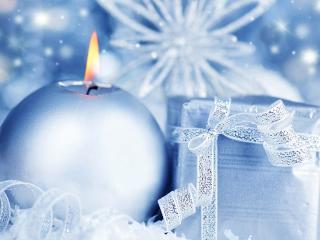 обои New Year,   серебристо голубая свеча,   и подарок фото
