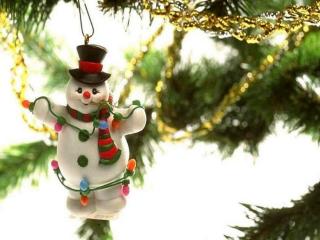 обои New Year,  елка с игрушкой снеговика фото