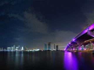 обои Мост с лиловыми фонарями фото