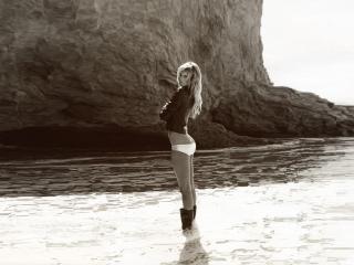 обои В сапогах на берегу моря фото