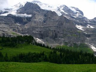 обои Панорама скалистых гор и зеленой долины фото