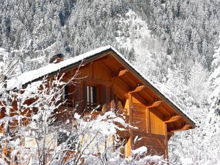 обои Деревяный дом в заснеженных горах фото