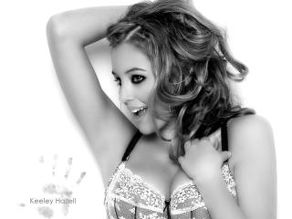 обои Удивленная Кeeley Hazell фото