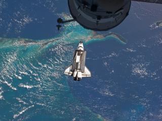 обои Космический корабль и станция над землей фото