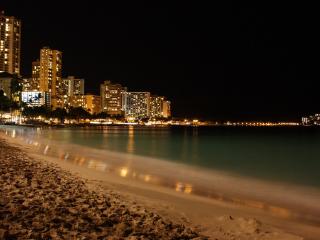 обои Ночной город у побережья фото