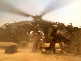 обои Высадка солдат с вертолёта в пустыне фото