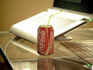 обои для рабочего стола: Coca-cola напиток и ноутбук на столе