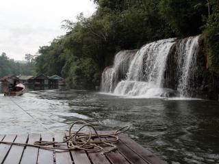 обои Река с водопадом и катер с плотом фото