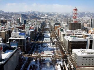 обои Японский город у подножья гор фото