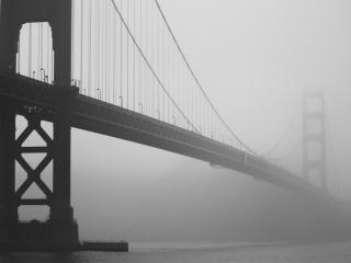 обои Мост в туманной мрачной дымке фото