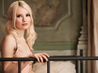 обои Блондинка на кровати фото