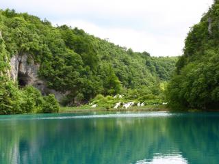 обои Водопады в зелени деревьев и озеро фото
