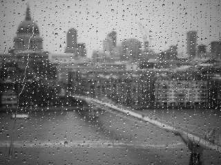 обои Вид города через мокрое окно фото
