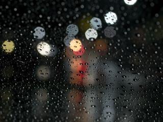 обои Дождь и вечерние блики на стекле фото