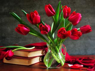 обои Тюльпаны в вазе и книги на красном столе фото