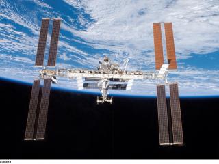 обои Орбитальная станция над землей фото