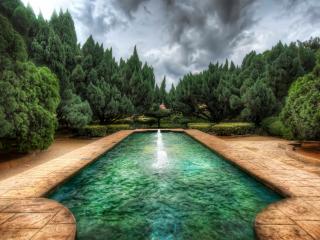 обои Красивый бассейн с фонтаном в парке фото
