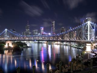 обои Ночной город и арочный мост фото