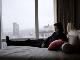 обои Бен барнс актёр лежит на кровати у окна фото