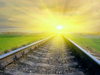 обои Железная дорога на фоне яркого солнца фото