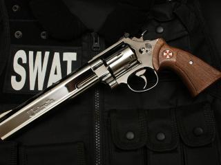 обои Револьвер и желет с надписью swat фото