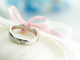 обои Обручальное кольцо на ленточке фото