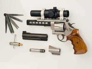 обои Револьвер с насадками и оптикой фото
