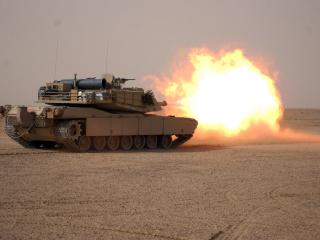 обои Залп танка в пустыне фото