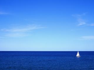 обои Одинокий парусник на синем море фото