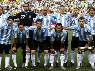 обои Фото футболистов сборной аргентины на фоне болельщиков фото