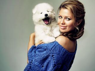 обои Девушка в свитере с белой собакой фото