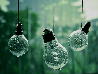 обои Лампочки на  веревках в каплях дождя фото