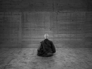 обои Медитация монаха у стены фото